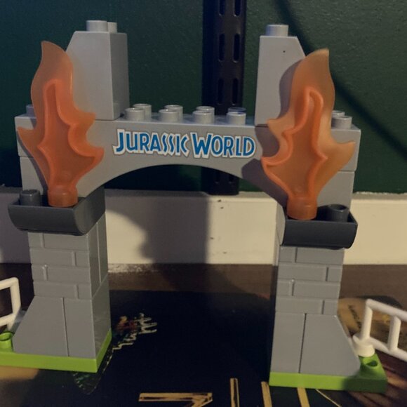 🦖 LEGO DUPLO Jurassic World 10939 – T. rex & Triceratops Dinosaur Breakout - Picture 5 of 6